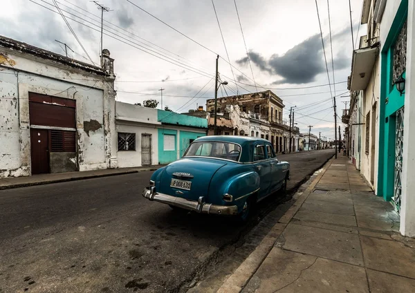 Cienfuegos, Cuba - 29 marzo 2016: Auto d'epoca a Cienfuegos, Cu — Foto Stock