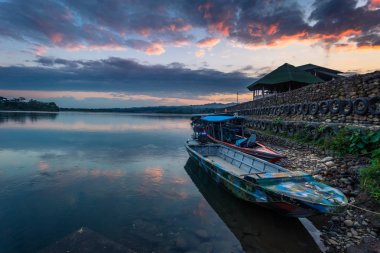 Manu Milli Parkı, Peru - 06 Ağustos 2017: Tur tekneleri, bağlantı noktası Atalaya Manu Milli Parkı, Peru
