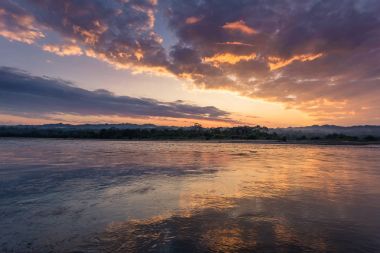 Manu Milli Parkı, Peru - 06 Ağustos 2017: Sunrise Manu Milli Parkı, Peru