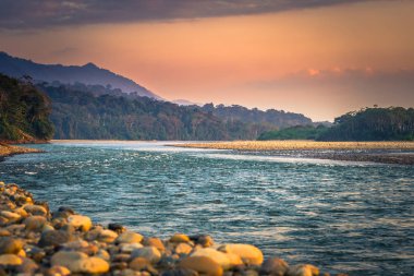 Manu Milli Parkı, Peru - 06 Ağustos 2017: Sunrise Manu Milli Parkı, Peru