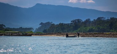 Manu Milli Parkı, Peru - 06 Ağustos 2017: Yerel balıkçı tarafından yağmur ormanı Manu Milli Parkı, Peru