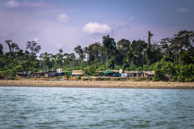 Manu Milli Parkı, Peru - 06 Ağustos 2017: Manu Milli Parkı, Peru amazon yağmur ormanları içinde küçük bir köy