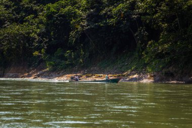 Manu Milli Parkı, Peru - 06 Ağustos 2017: Küçük balıkçı teknesi Amazon yağmur ormanlarında Manu Milli Parkı, Peru