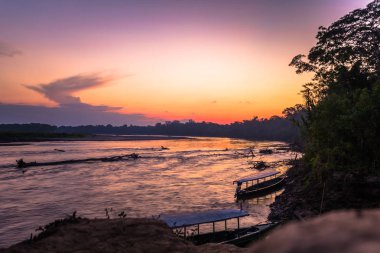Manu Milli Parkı, Peru - 08 Ağustos 2017: Harbor Boca Manu Köyü Amazon yağmur ormanlarında Manu Milli Parkı, Peru