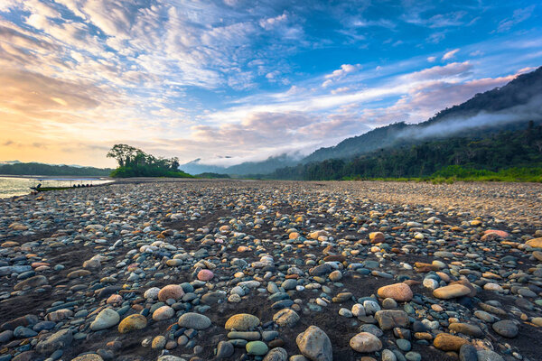 Национальный парк Ману, Перу - 6 августа 2017 года: Берега реки Мадре-де-Диос в Национальном парке Ману, Перу
