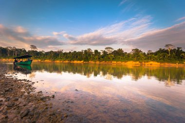 Manu Milli Parkı, Peru - 09 Ağustos 2017: Tur tekne Amazon yağmur ormanlarında Manu Milli Parkı, Peru