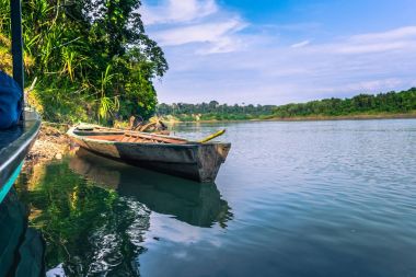 Manu Milli Parkı, Peru - 09 Ağustos 2017: Turist expeidtion Amazon yağmur ormanlarında Manu Milli Parkı, Peru