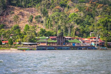 Manu Milli Parkı, Peru - 11 Ağustos 2017: Manu Milli Parkı, Peru Amazon yağmur ormanları içinde küçük bir köy