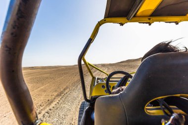 Nazca, Peru - 13 Ağustos 2017: Turist Peru'daki Nazca Çölü'nde bir tur yapıyor adamcağız