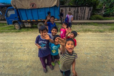 Manu Milli Parkı, Peru - 11 Ağustos 2017: Manu Milli Parkı, Peru Pilcopata Köyü çocuklarda