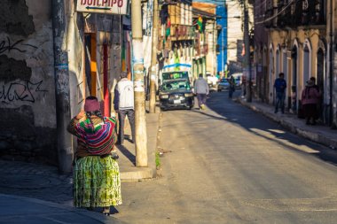 La Paz - 24 Temmuz 2017: Pazar sokaklarında La Paz, Bolivya