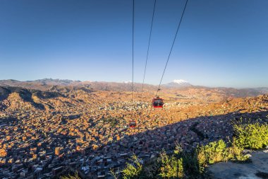 La Paz - 26 Temmuz 2017: kablo araba La Paz panoramik manzaralı