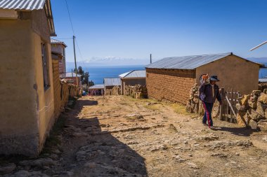 Sun Island - 28 Temmuz 2017: Sun Island lake Titi içinde yerel erkekte