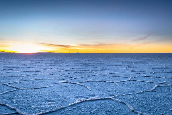 Landschaft der Uyuni-Salinen bei Sonnenaufgang, Bolivien — Stockfoto