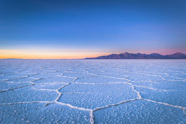 Landschaft der Uyuni-Salinen bei Sonnenaufgang, Bolivien — Stockfoto