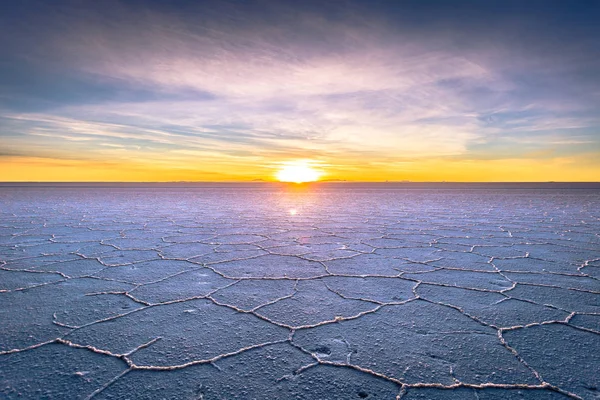 Landscape of the Uyuni Salt Flats at sunrise, Bolivia — Stock Photo, Image