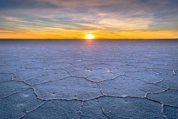 Landschaft der Uyuni-Salinen bei Sonnenaufgang, Bolivien — Stockfoto