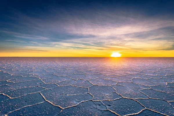Krajobraz z Uyuni mieszkania soli o wschodzie słońca, Boliwia — Zdjęcie stockowe