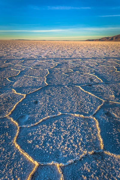 Landschaft der Uyuni-Salinen bei Sonnenaufgang, Bolivien — Stockfoto