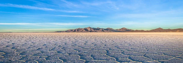 Landscape of the Uyuni Salt Flats at sunrise, Bolivia — Stock Photo, Image