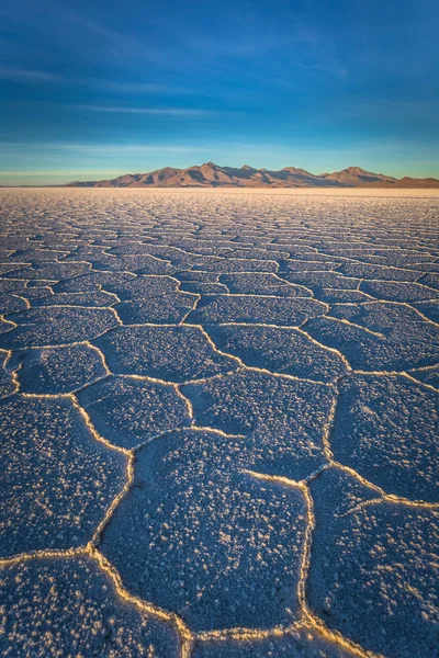 Landscape of the Uyuni Salt Flats at sunrise, Bolivia — Stock Photo, Image
