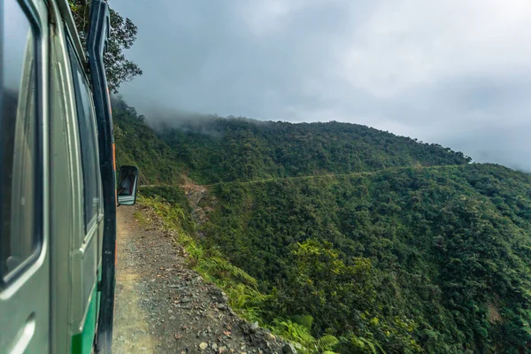 Death Road - 25 luglio 2017: Tour bus che viaggia nello Yungas ro — Foto Stock