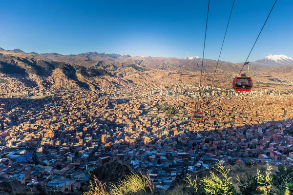 La Paz - 26 Temmuz 2017: kablo araba La Paz panoramik manzaralı