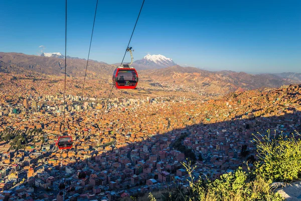 La Paz - 26 Temmuz 2017: kablo araba La Paz panoramik manzaralı