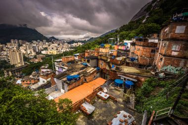 Rio de Janeiro - 21 Haziran 2017: Santa Favela çatılarına 
