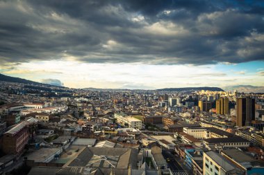 Quito - 17 Ağustos 2018: Quito bazilika üzerinden Panoraması 