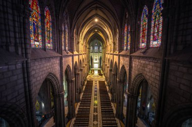 Quito - 17 Ağustos 2018: Ana NEF bazilika içinde