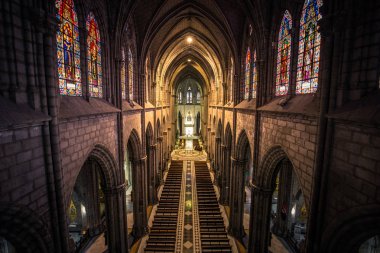 Quito - 17 Ağustos 2018: Ana NEF bazilika içinde