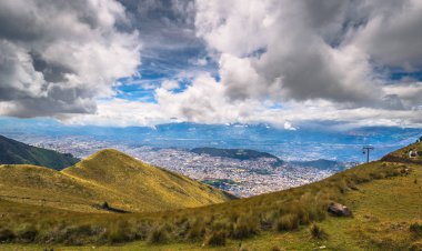 Quito - 21 Ağustos 2018: Quito, Ekvator şehir panoraması