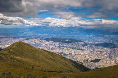 Quito - 21 Ağustos 2018: Quito şehir panoraması 