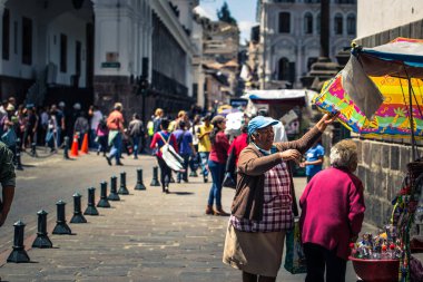 Quito - 17 Ağustos 2018: Kalabalığın üzerine Quito tarihi merkezi, 
