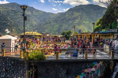 Banos - 20 Ağustos 2018: insanlar ortak bir cpool ba içinde banyo