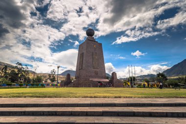 Mitad del Mondo - 21 Ağustos 2018: Dünya anıtının orta 