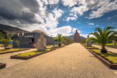 Mitad del Mondo - 21 Ağustos 2018: Dünya anıtının orta 