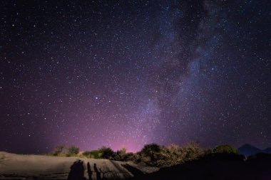 Atacama Çölü, Şili - büyülü yıldızların aydınlattığı gökyüzüne Atacama d