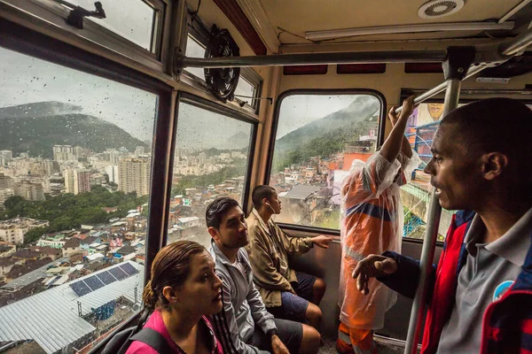 Rio de Janeiro - 21 juni 2017: linbanan i Favela av Santa — Stockfoto