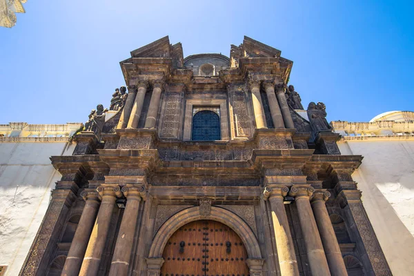 Quito - 17 de agosto de 2018: Iglesia de la Compañía de Jesús en Quito —  Fotos de Stock