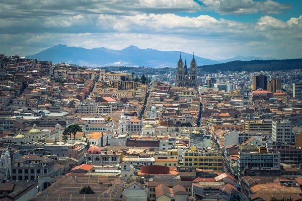 Quito - 17 Ağustos 2018: Panoramik Quito, Ekvator