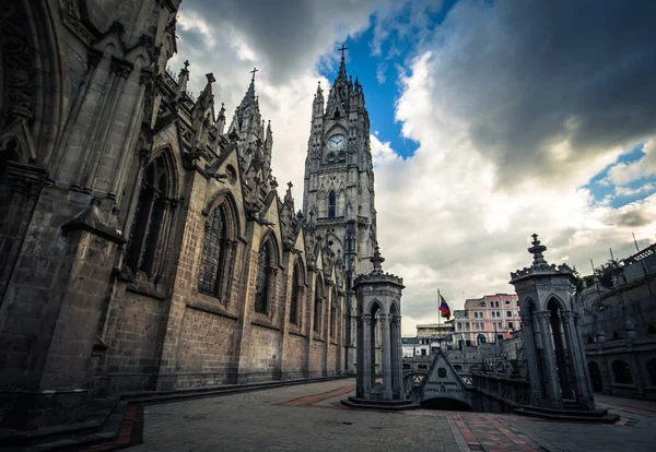 Quito - 17 augusti 2018: Basilica av den nationella omröstningen i Quito, — Stockfoto