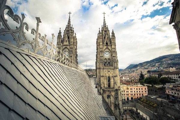 Quito - 17 de agosto de 2018: Basílica del Voto Nacional en Quito , — Foto de Stock