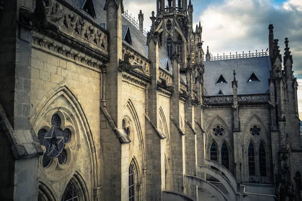 Quito - 17 augusti 2018: Basilica av den nationella omröstningen i Quito, — Stockfoto