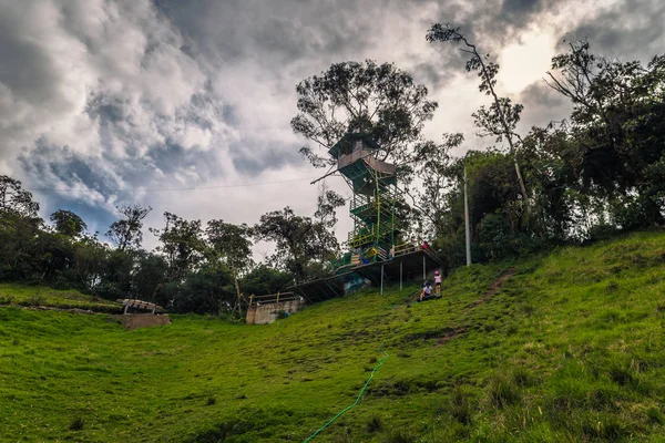 Banos - 19 agosto 2018: Altalena Casa de Arbol a Banos, Ecuador — Foto Stock