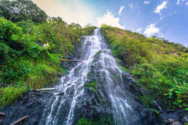 Banos - 20. August 2018: hoher Wasserfall in der Stadt baos, — Stockfoto