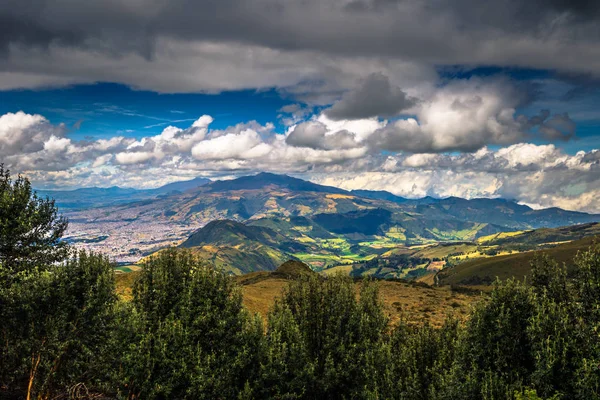 Quito - 21. srpna 2018: Panorama města Quita z — Stock fotografie