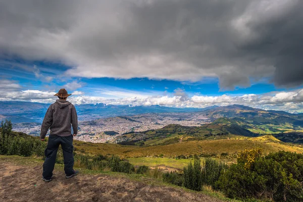 Quito - 21 de agosto de 2018: Turista con vista a la ciudad de Quito , — Foto de Stock