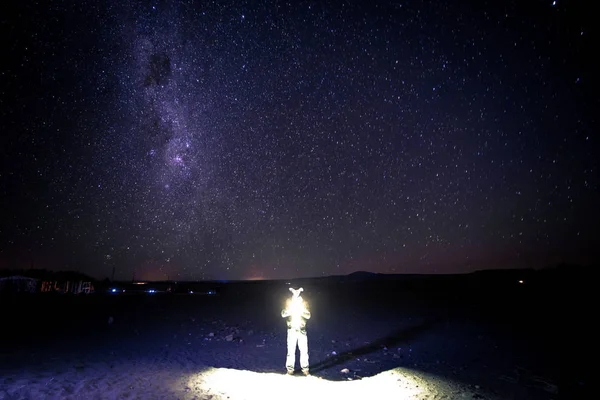 Desierto de Atacama, Chile Viajeros haciendo largas exposiciones bajo t —  Fotos de Stock